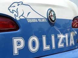 scritta polizia volante su retro auto