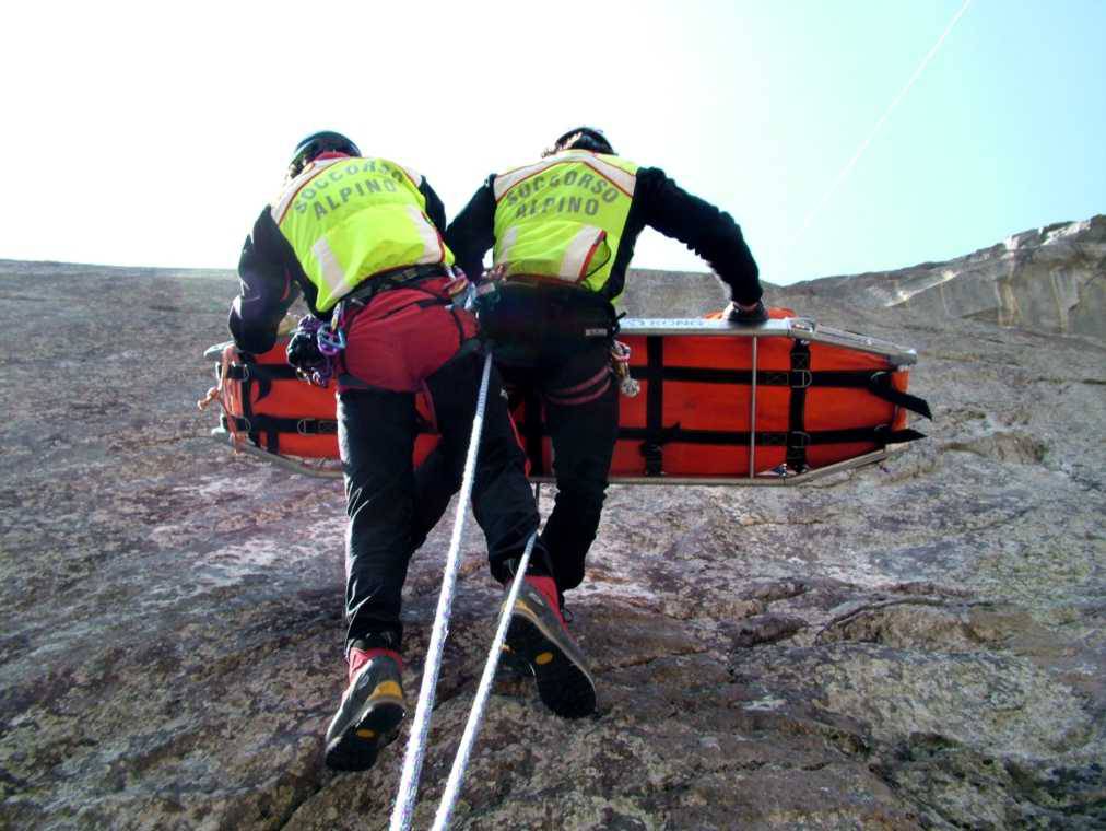 soccorso alpino su roccia