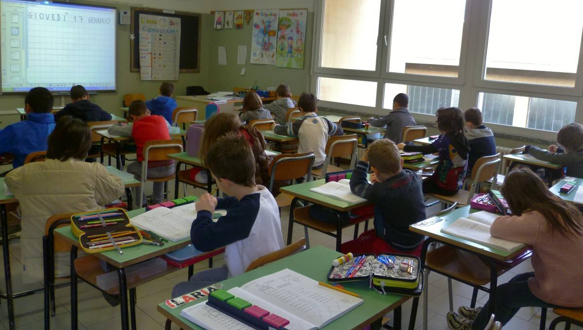 studenti in aula di spalle