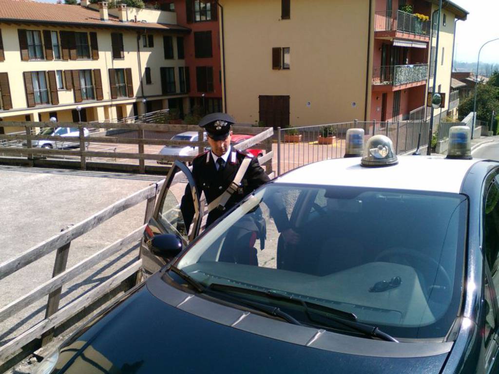 carabinieri erba auto