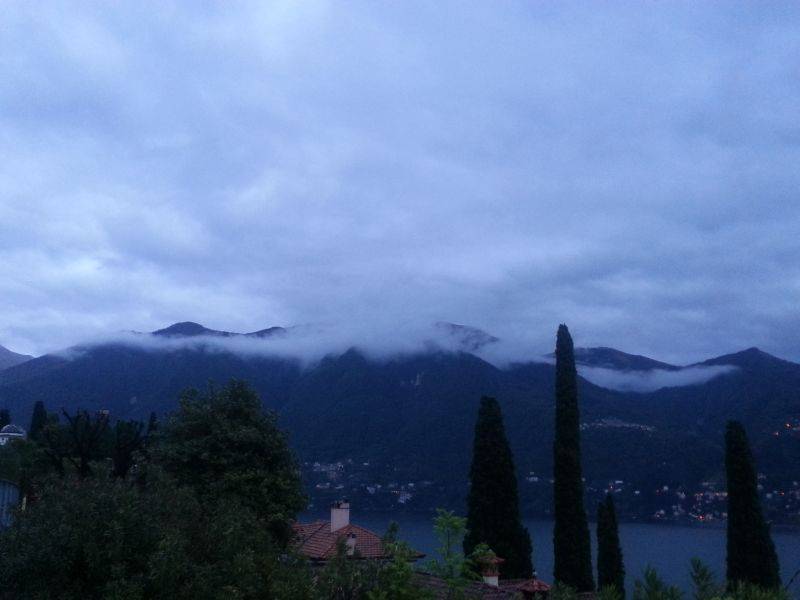 lago dopo temporale notte