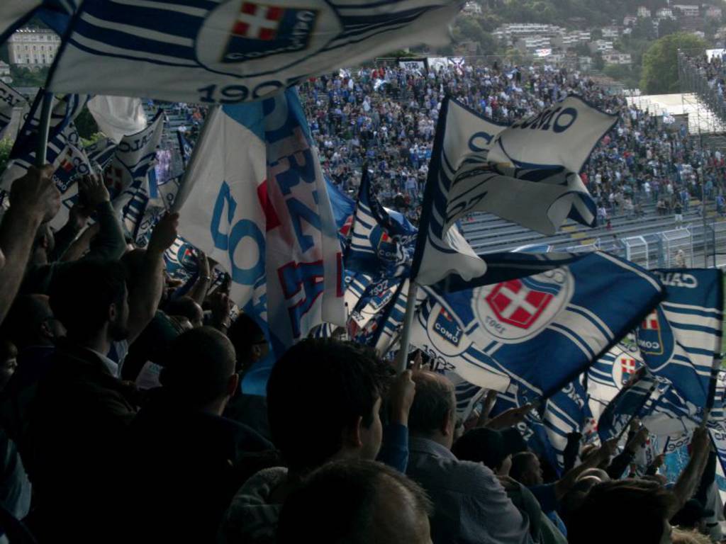 tifosi e bandiere stadio sinigaglia