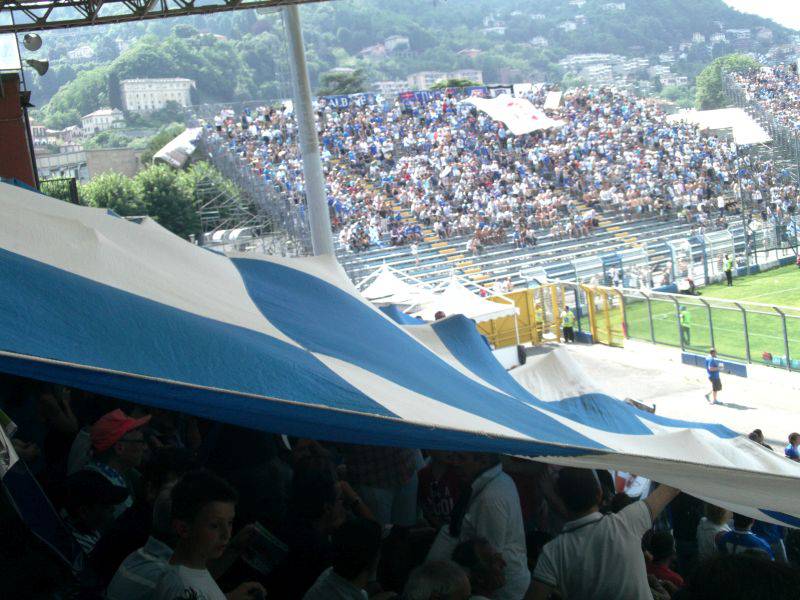 tifosi sinigaglia bandierone tribuna