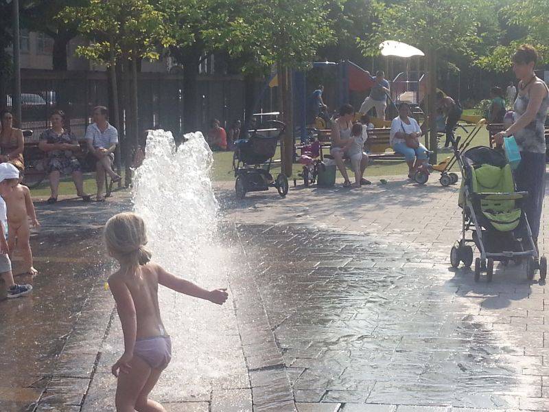 tuffo rinfrescante sulla passeggiata di como