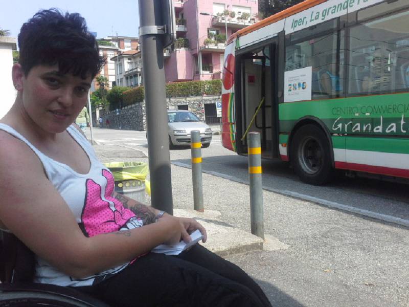 eva aspetta il bus