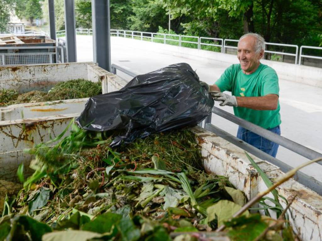 Como piattaforma ecologica discarica presentazione nuova carta dei servizi Aprica,