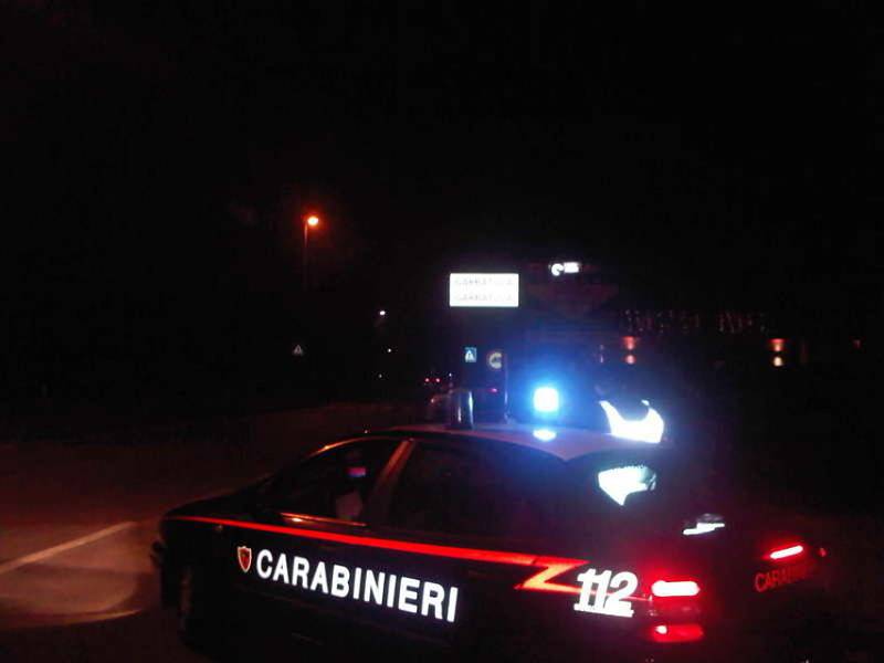 carabinieri notte lampeggianti