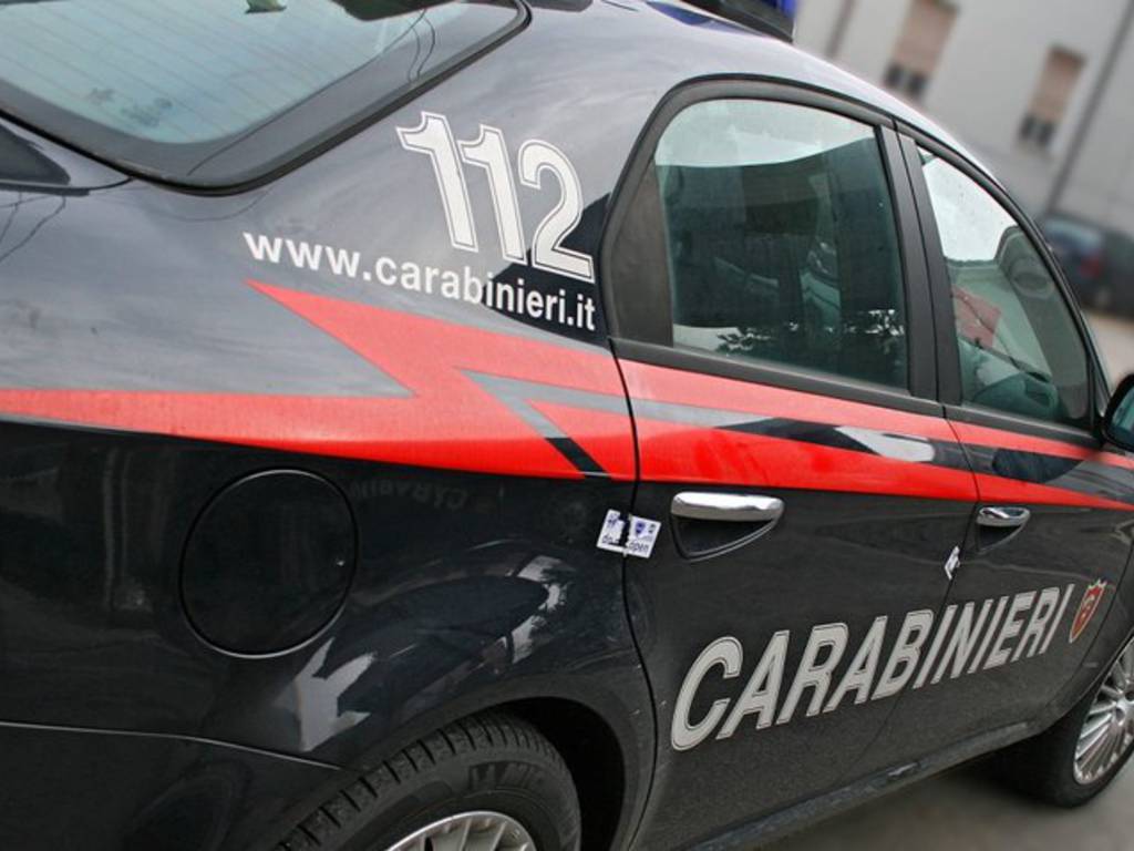 AUTO CARABINIERI fiancata