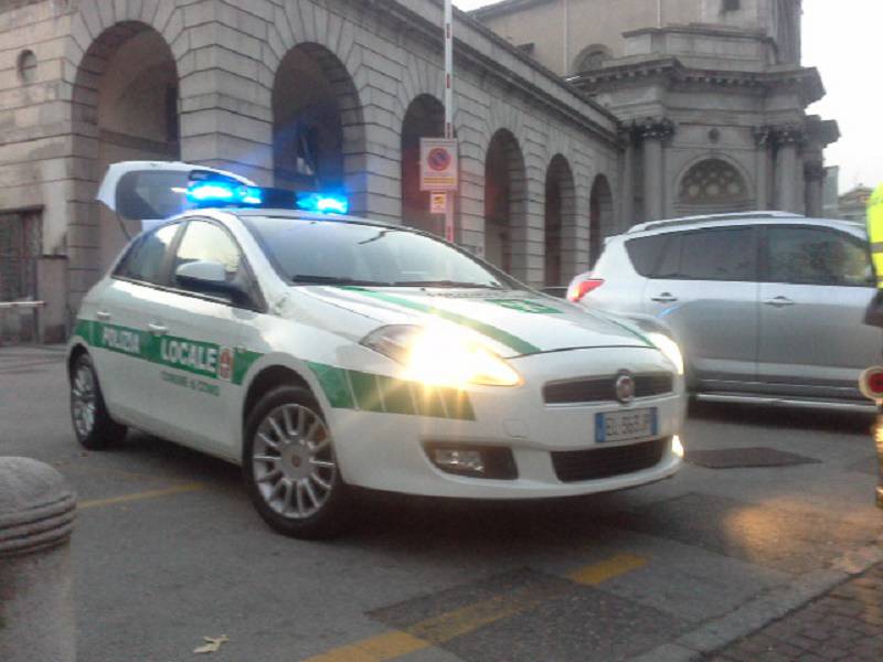 auto polizia locale como