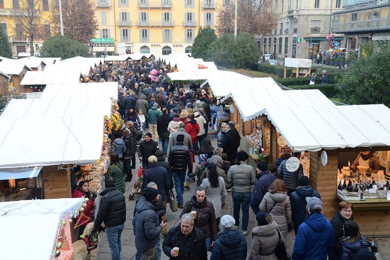 gente mercatino dei balocchi piazza