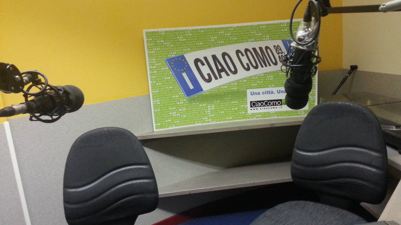 studio di ciaocomo con microfono