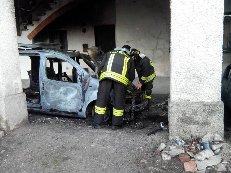 auto bruciata pompieri