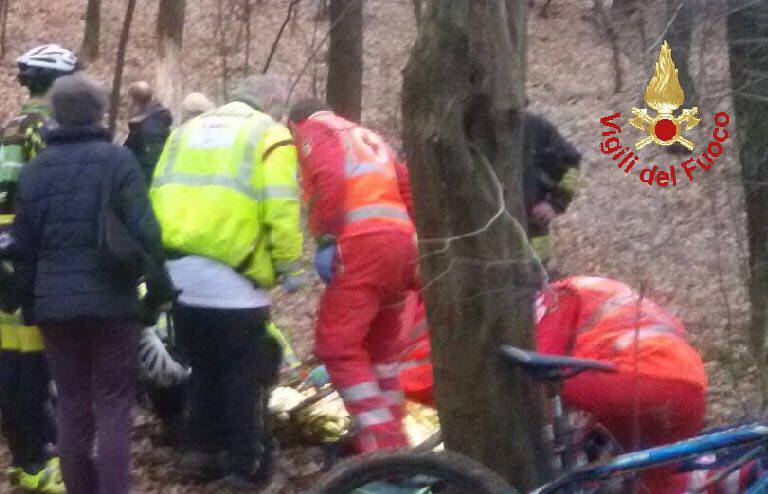 pompieri e 118 soccorso ragazzo caduto bici bosco