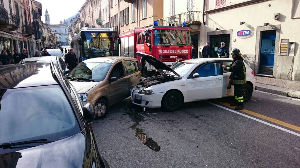 via milano como auto scontro