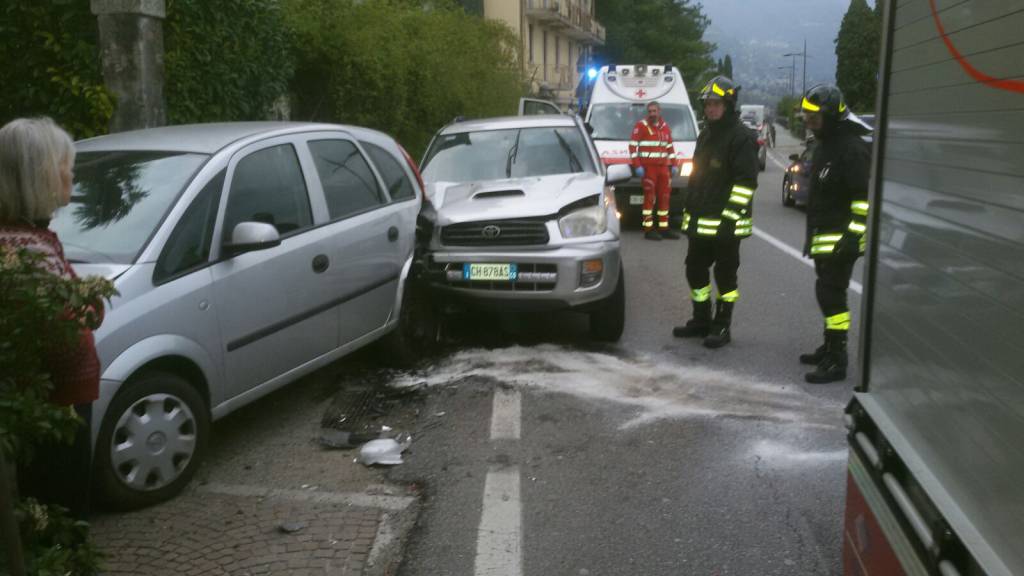 auto danneggiate griante incidente pompieri