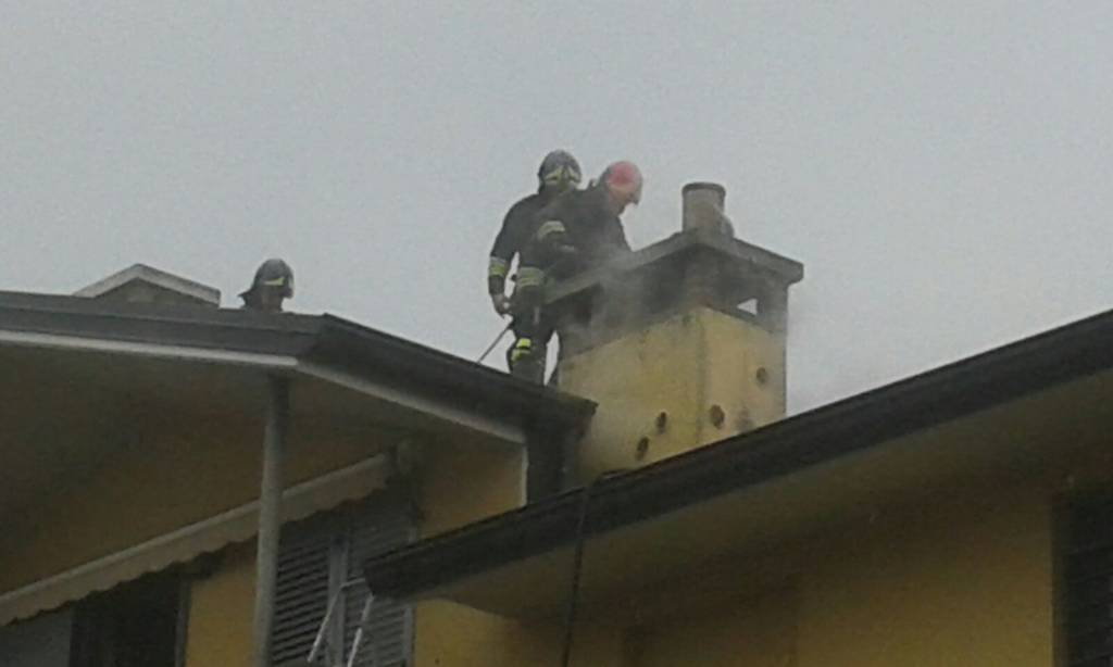 pompieri su tetto incendio canna fumaria