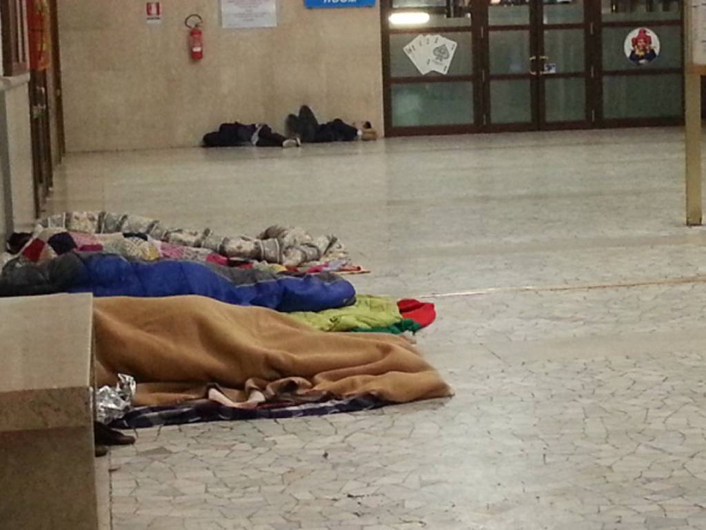 stazione como clochard a terra