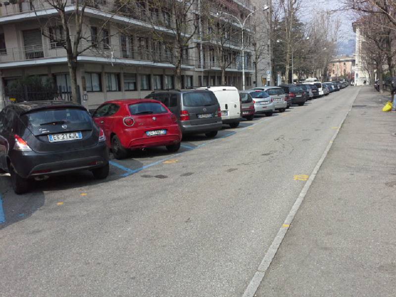 viale varese como con auto