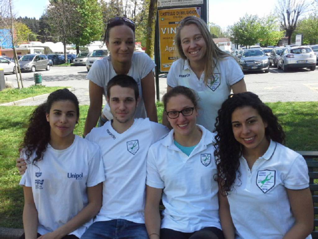 ragazze comonuoto nuoto con allenatrici