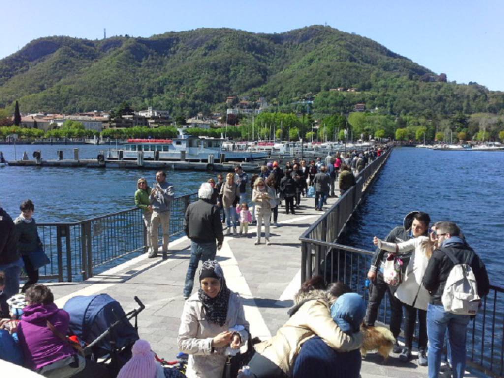 turisti su diga foranea como