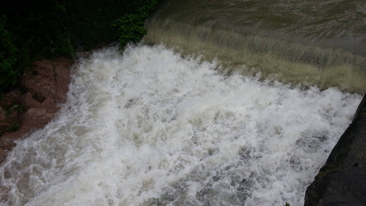 cascata fiume cosia oggi dopo pioggia