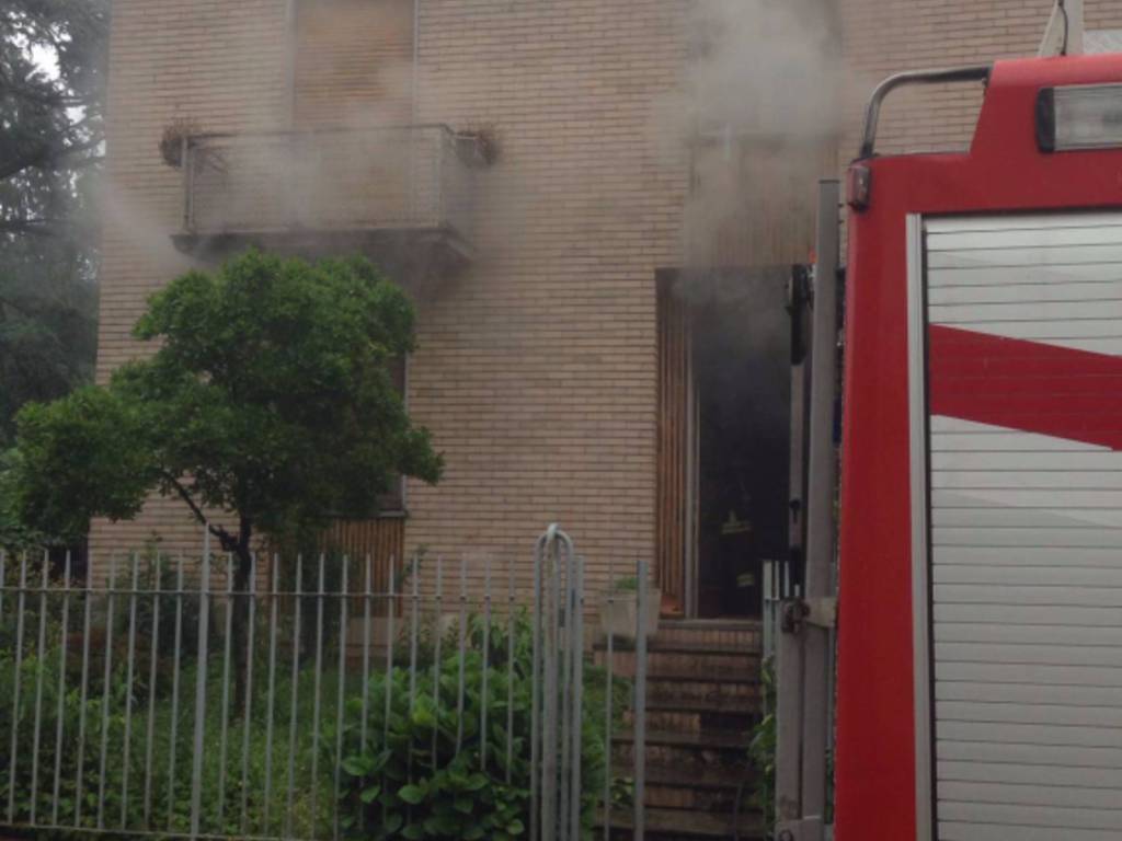 incendio cucina casa mozzate