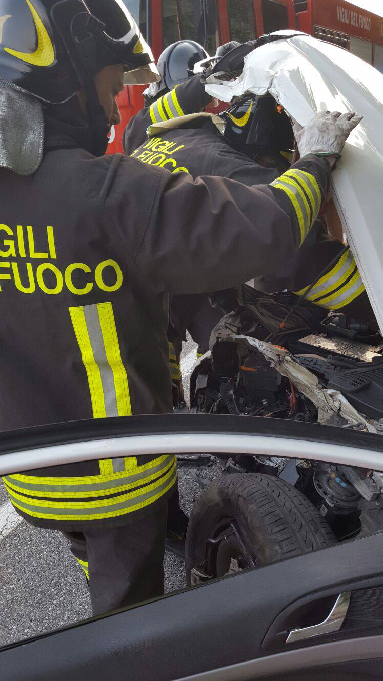 incidente auto carate urio