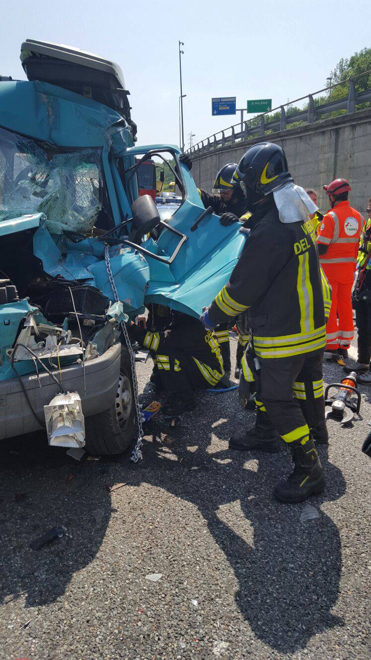 incidente autostrada furgone camion