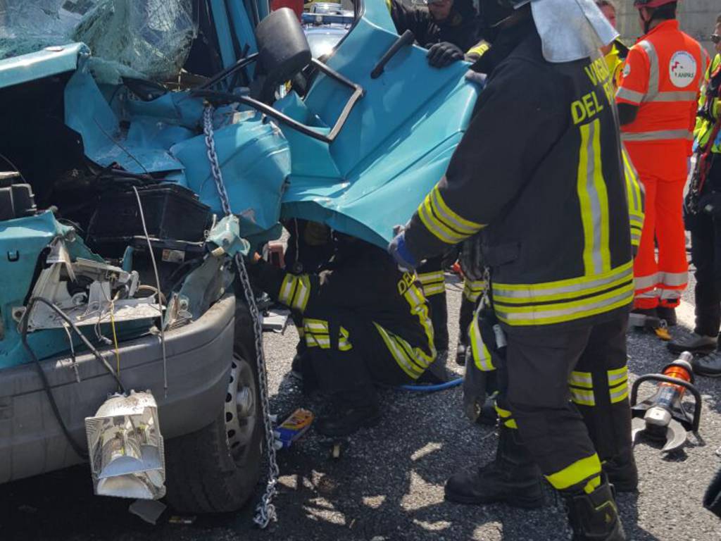 incidente autostrada furgone camion