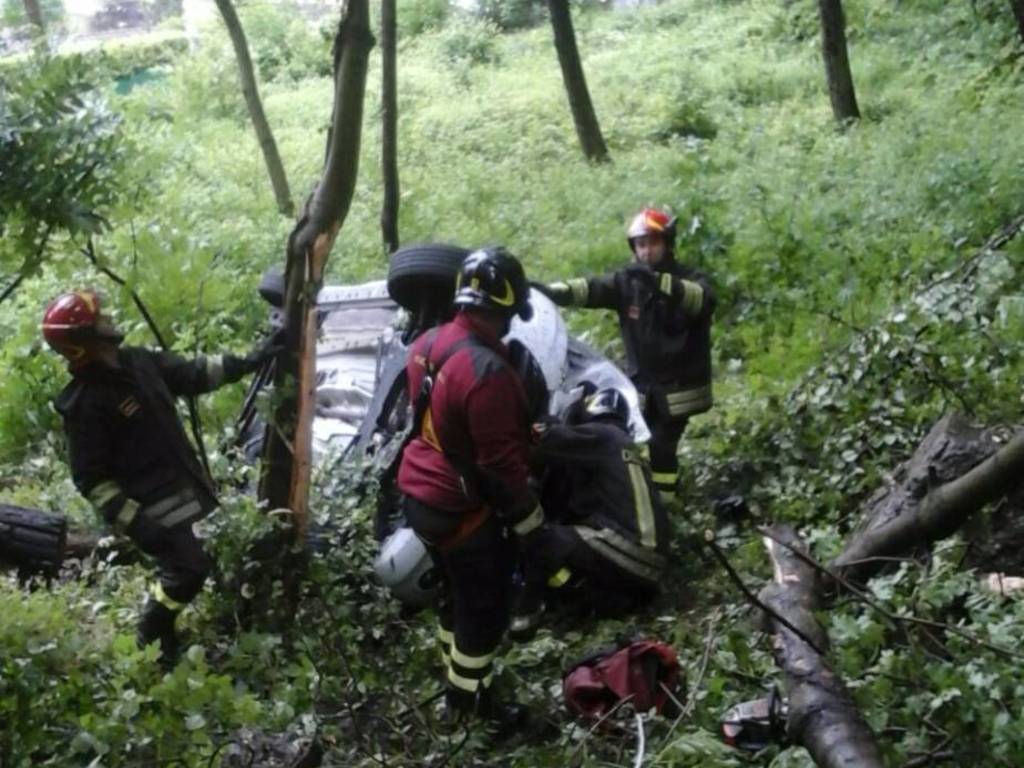 incidente barni auto fuori strada