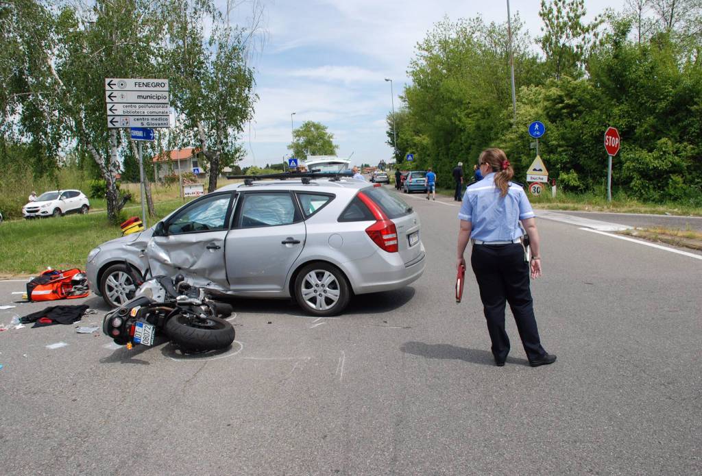 moto contro auto fenegrò