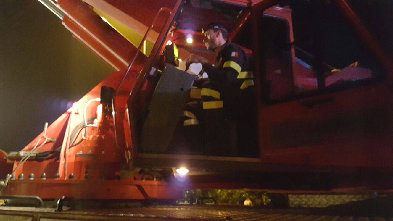 auto nel torrente a lipomo di notte