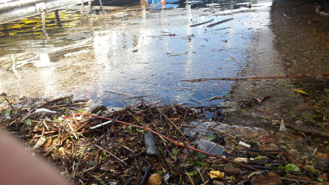 lago sporco dopo maltempo