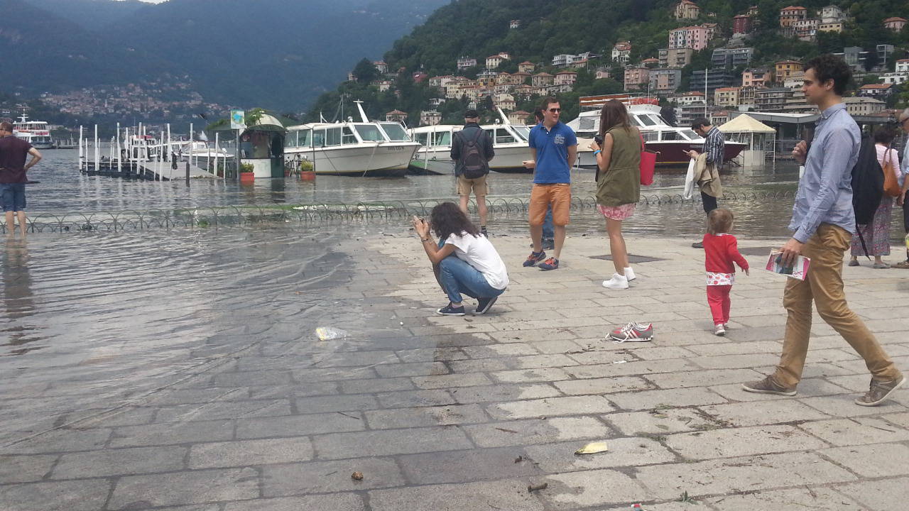 turisti ed esondazione lago di como