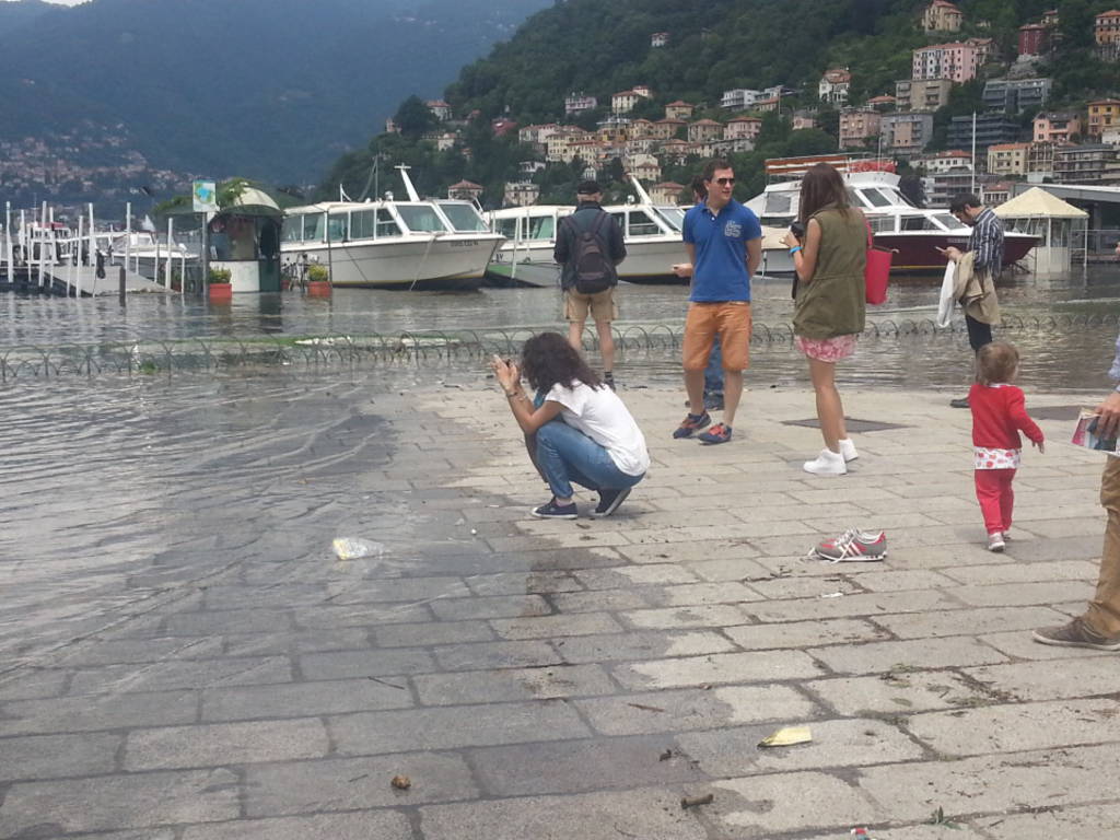 turisti ed esondazione lago di como