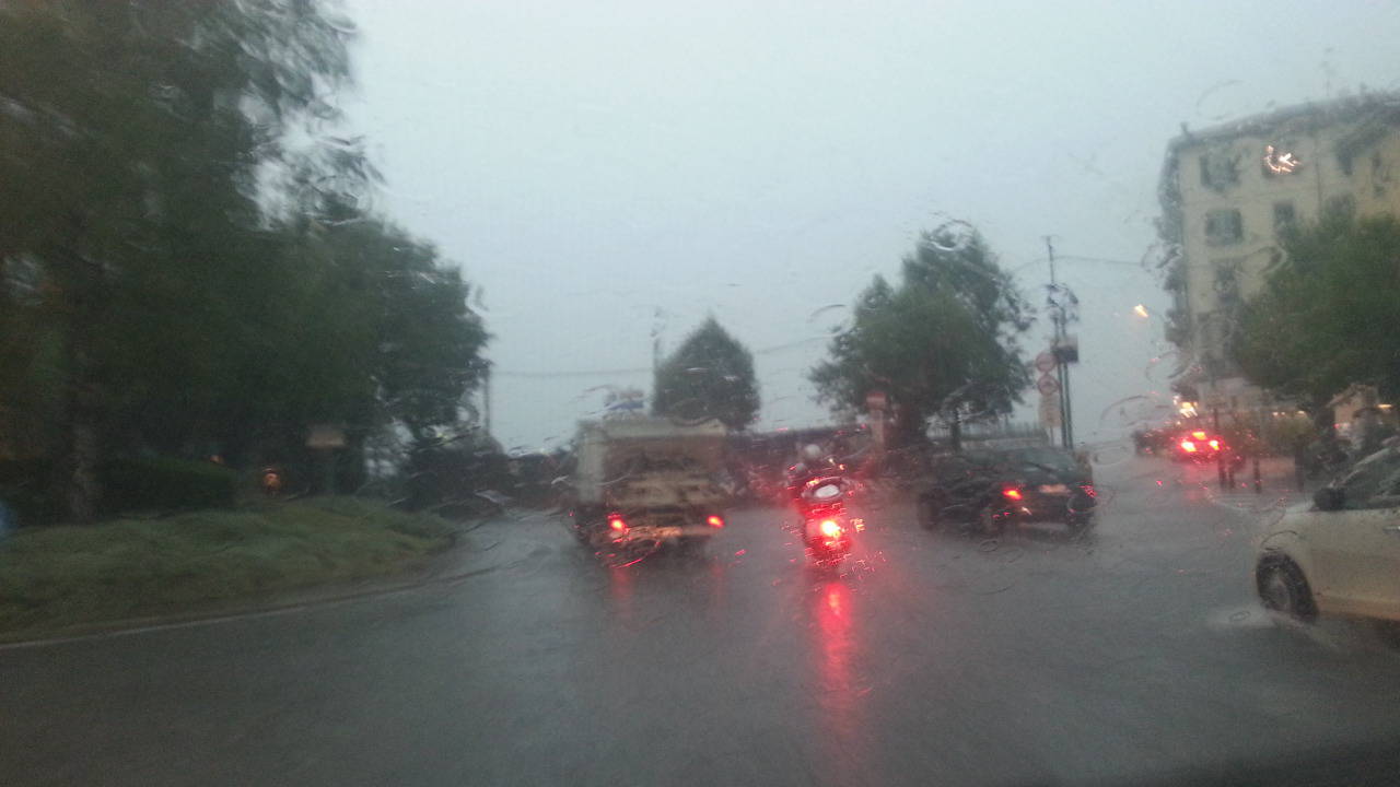 allagamenti e disagi a Como per il diluvio in strada