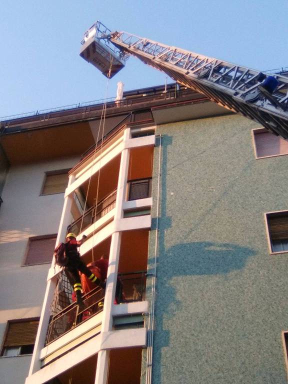 soccorso dai pompieri a Como, calato dalla finestra