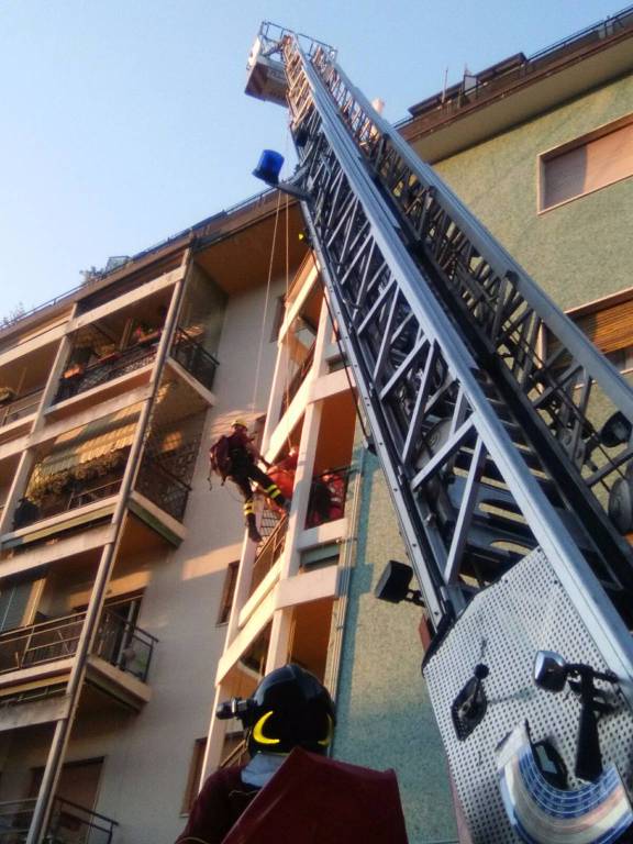 soccorso dai pompieri a Como, calato dalla finestra