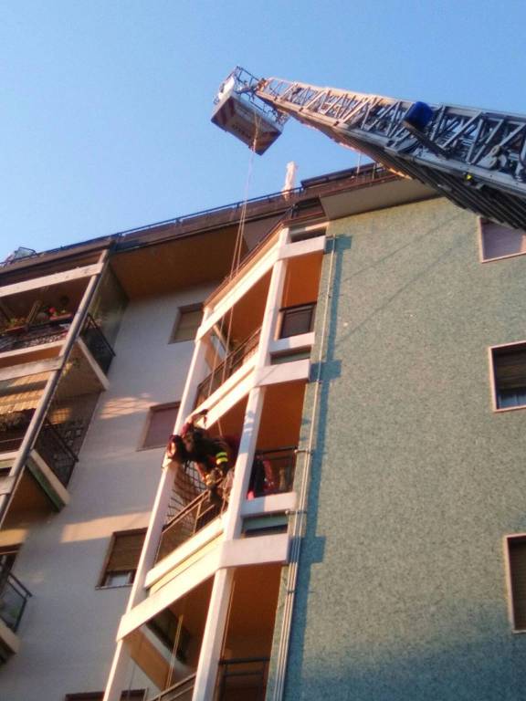 soccorso dai pompieri a Como, calato dalla finestra
