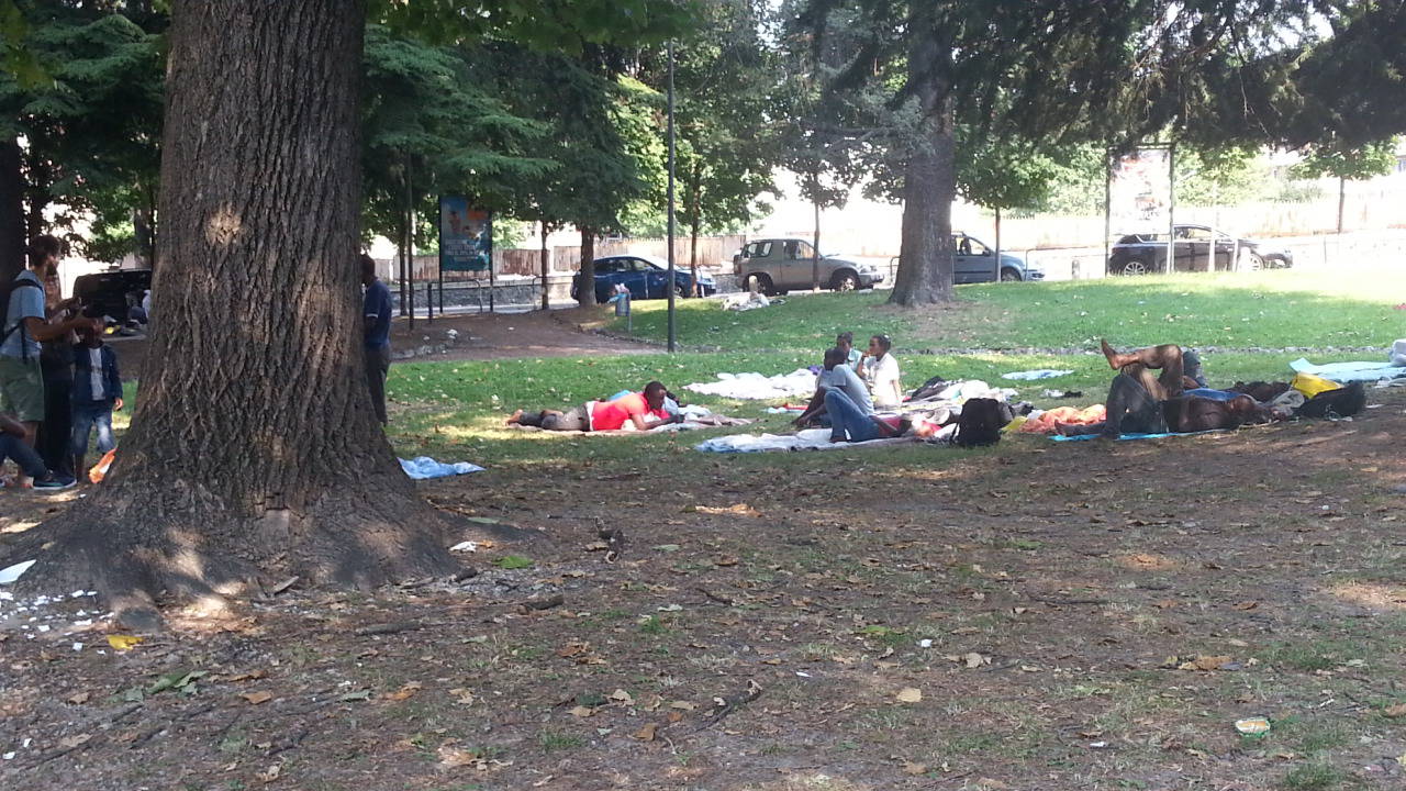 Tra i profughi alla stazione di Como