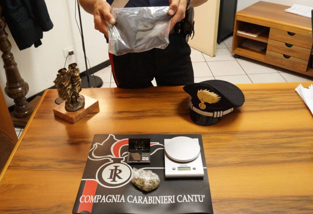 pistola e droga sequestrate da carabinieri