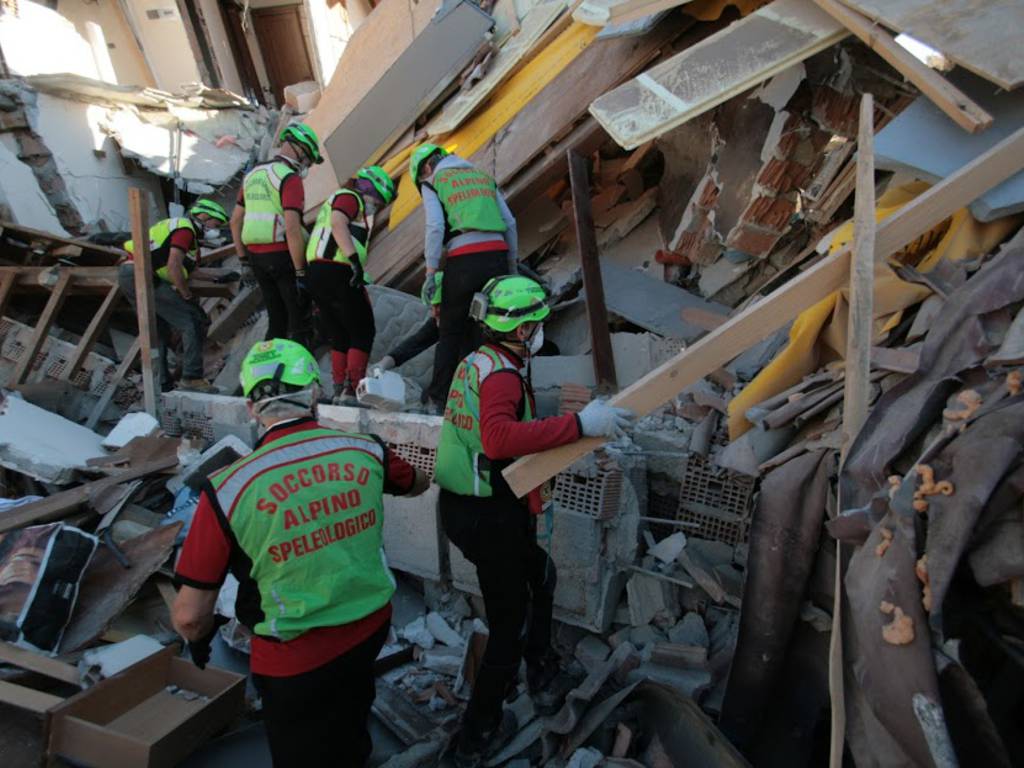 soccorso alpino lariano tra le macerie di Amatrice