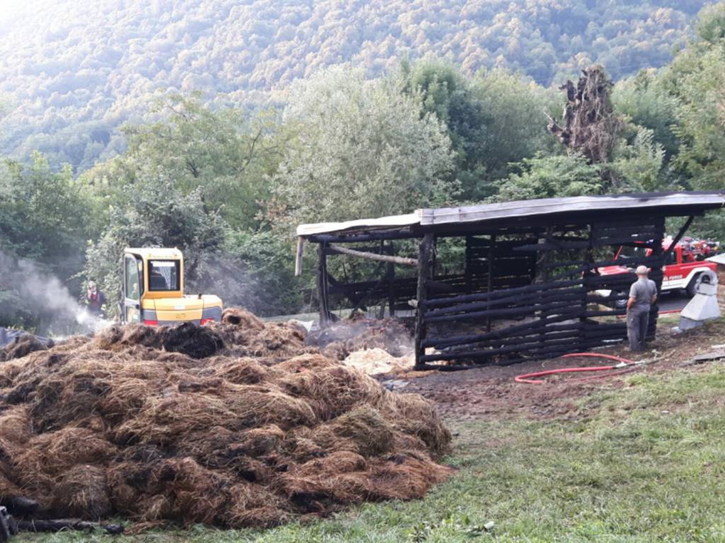 incendio cascinale a livo