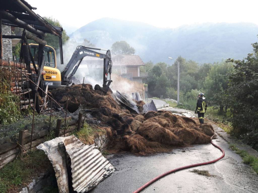 incendio cascinale a livo