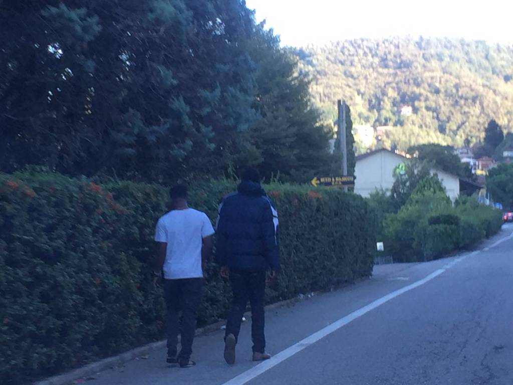 migranti a piedi verso san rocco