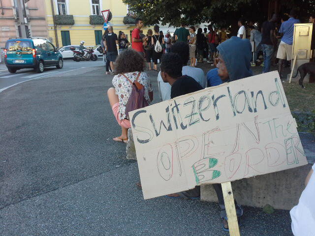 protesta migranti a Ponte Chiasso