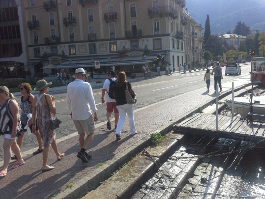 tanti turisti sul lago: pienone ovunque