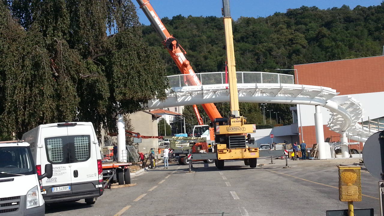 via Badone, ecco il nuovo ponte: tanti ad assistere