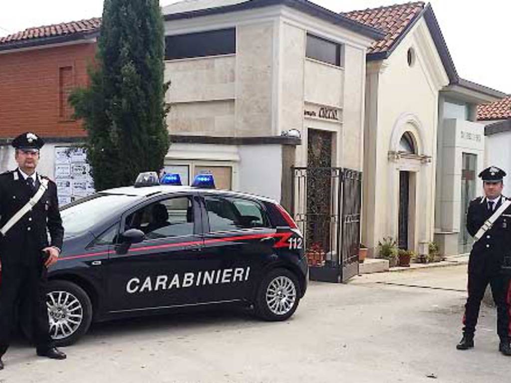 carabinieri esterno cimitero