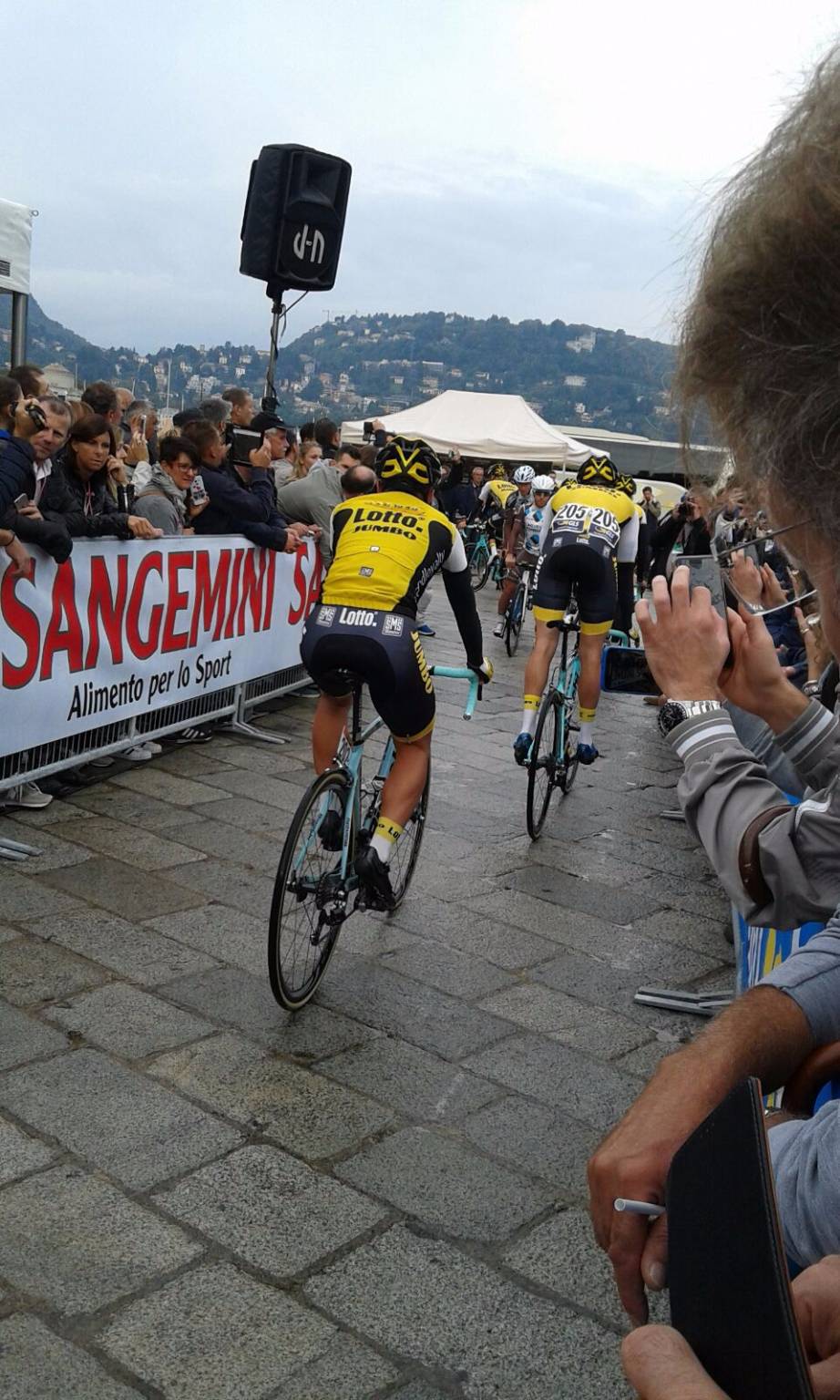 Entusiasmo dei tifosi a Como per il Giro di Lombardia